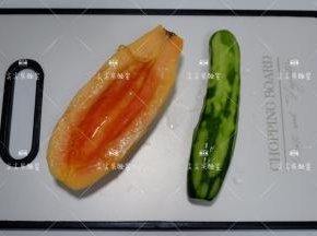 木瓜外皮去籽洗净，黄瓜洗净粗略刮皮。
