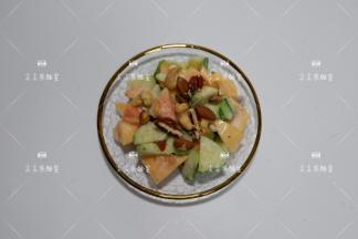 装盘，撒上一把坚果完成~