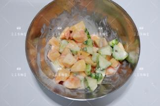 将所有食材拌匀