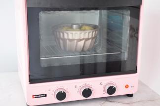 放入预热好的海氏烤箱，上下火170度，下层30分钟，上色满意后加盖锡纸直至烤完，烤好取出脱模晾凉即可食用