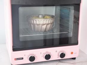 放入预热好的海氏烤箱，上下火170度，下层30分钟，上色满意后加盖锡纸直至烤完，烤好取出脱模晾凉即可食用