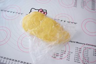 取出面团按压排气揉均匀后均匀放入保鲜袋，收口绑紧。放入冰箱冷藏一夜