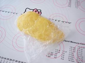 取出面团按压排气揉均匀后均匀放入保鲜袋，收口绑紧。放入冰箱冷藏一夜