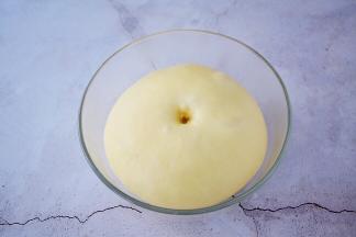 手沾面粉或水戳面团一小洞，不反弹不回缩即发酵成功