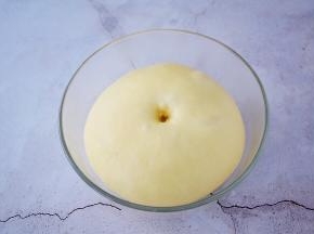 手沾面粉或水戳面团一小洞，不反弹不回缩即发酵成功