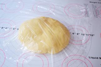 取出面团再次揉均匀盖上保鲜膜静置40分钟