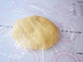 取出面团再次揉均匀盖上保鲜膜静置40分钟