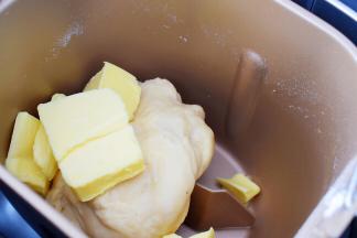 大概23分钟后加入黄油，黄油量大，建议少量分3次加入