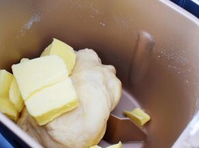 大概23分钟后加入黄油，黄油量大，建议少量分3次加入
