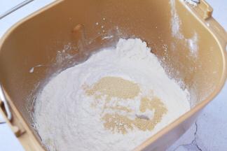 除黄油外把所有的材料放入海氏面包机中，启动和面功能