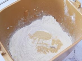 除黄油外把所有的材料放入海氏面包机中，启动和面功能