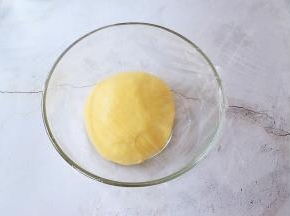 揉至扩展阶段时取出揉圆放入容器中，放在温暖处发酵至两倍大