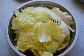 白菜洗净后，切成片