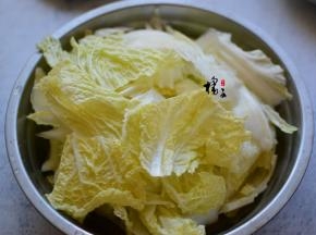 白菜洗净后，切成片
