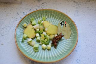 切好葱姜、准备好八角和香叶