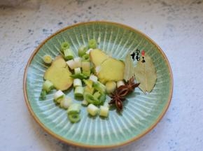 切好葱姜、准备好八角和香叶
