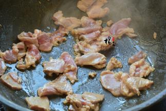 锅中油热，加入猪肉片，炒至颜色发白，加入五香粉和料酒炒出香味