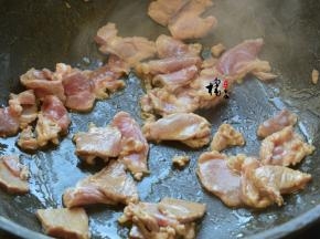 锅中油热，加入猪肉片，炒至颜色发白，加入五香粉和料酒炒出香味