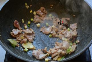 加葱姜炒香