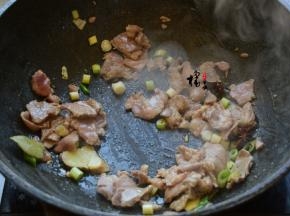 加葱姜炒香
