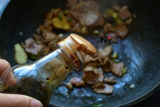 加生抽，炒出香味，猪肉可以选择带一点肥肉，这样炖出来的菜比较香