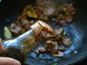 加生抽，炒出香味，猪肉可以选择带一点肥肉，这样炖出来的菜比较香