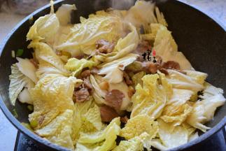 加入大白菜，翻炒均匀，加入适量水，水量与白菜平齐即可