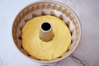 学厨7寸咕咕霍夫模具涂抹上软化的黄油，再把静置好的面团放入模具中，压紧压实