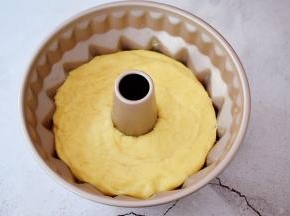 学厨7寸咕咕霍夫模具涂抹上软化的黄油，再把静置好的面团放入模具中，压紧压实