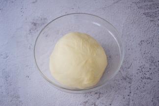 取出揉圆放入容器中，放在温暖处发酵至两倍大左右