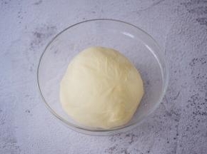 取出揉圆放入容器中，放在温暖处发酵至两倍大左右