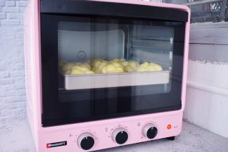 放入预热好的海氏烤箱，上下火160度，中层20分钟，烤好取出晾至手温密封保存