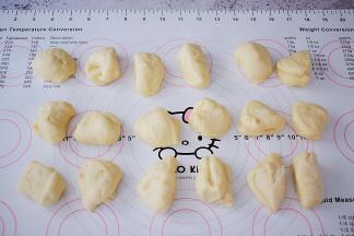 取出面团分成18份，盖上保鲜膜醒发15分钟