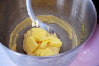大约揉10分钟后加入黄油，继续启动揉面程序