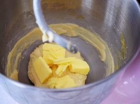 大约揉10分钟后加入黄油，继续启动揉面程序