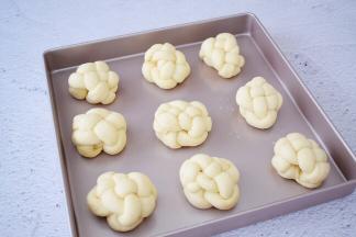 然后两头压在底下，放入烤盘中
