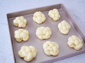 然后两头压在底下，放入烤盘中
