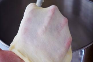 揉至完全扩展阶段，就是可以扯出薄薄的手套膜即可