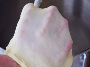 揉至完全扩展阶段，就是可以扯出薄薄的手套膜即可