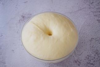 手指沾水或面粉戳一小洞，不反弹不回缩即发酵成功