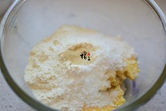 豆浆过滤后，把豆浆喝掉，剩下的豆渣就可以用啦，豆渣中加入白糖、面粉、玉米面、酵母