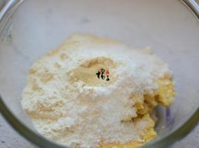 豆浆过滤后，把豆浆喝掉，剩下的豆渣就可以用啦，豆渣中加入白糖、面粉、玉米面、酵母