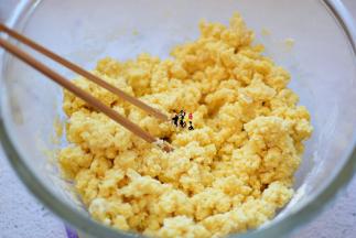 缓慢加入温水，边加热边用筷子搅拌成絮状