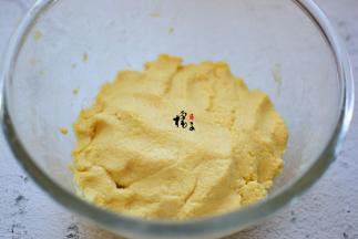 再揉成面团，面团的不要太硬哦，否则饼就不好吃了，盖上保鲜膜放在室温温暖处发酵1个小时