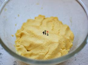 再揉成面团，面团的不要太硬哦，否则饼就不好吃了，盖上保鲜膜放在室温温暖处发酵1个小时