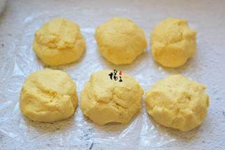 将发酵好的面团平均分成6份，揉圆