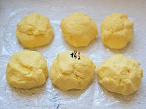 将发酵好的面团平均分成6份，揉圆