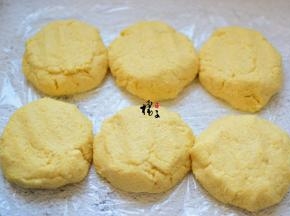 按扁，盖保鲜膜再静置10分钟