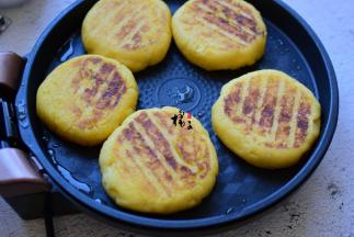 等四周冒热气，就可以打开盖子翻面了，来回翻两三次，基本就熟了