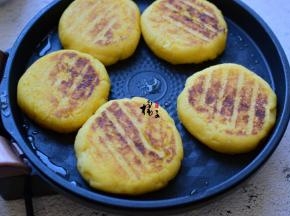 等四周冒热气，就可以打开盖子翻面了，来回翻两三次，基本就熟了